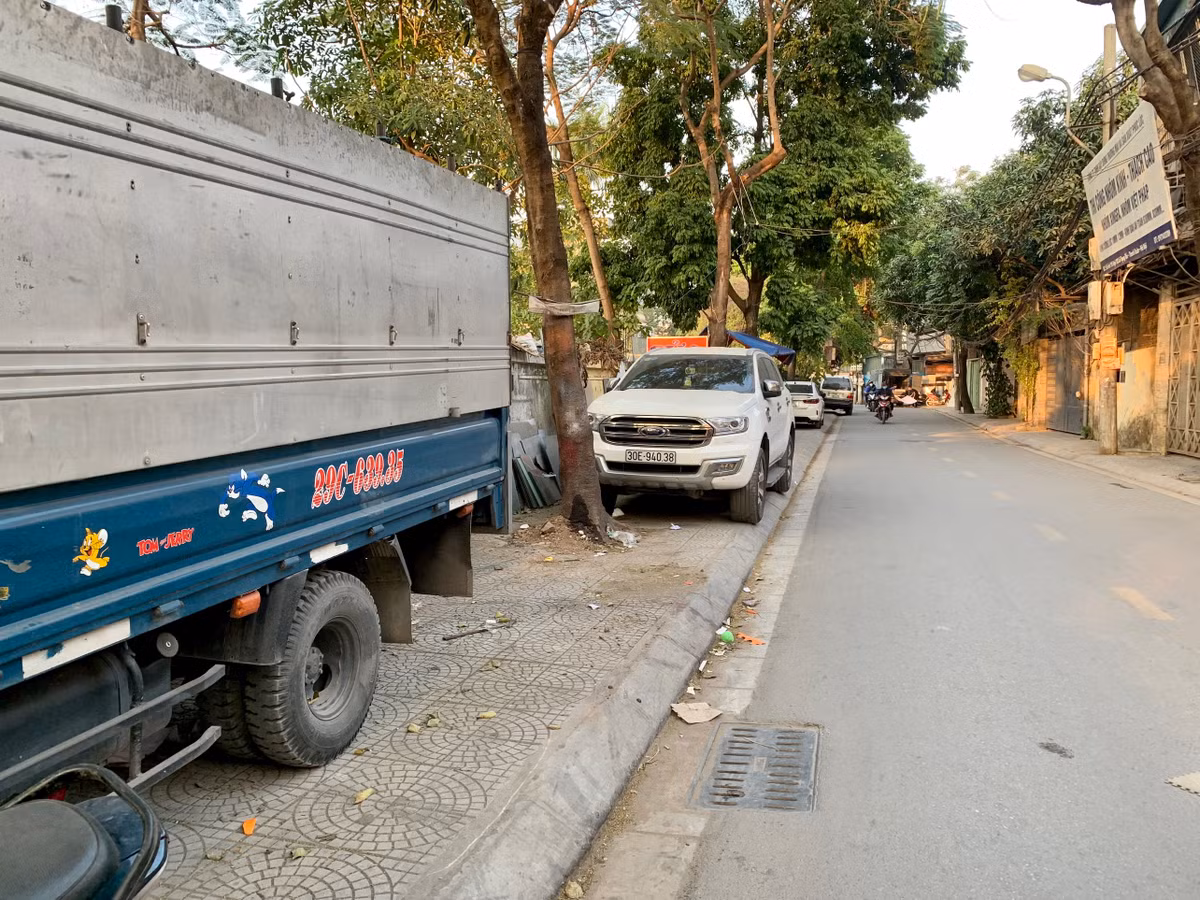 Như vậy, 4 ngày từ khi có lệnh tạm dừng việc sử dụng hè phố làm các điểm đỗ xe ô tô của Chủ tịch UBND Thành phố Hà Nội Trần Sỹ Thanh, nhưng tình trạng xe ô tô đỗ la liệt trên vỉa hè. Liệu các lực lượng chức năng Hà Nội đã vào cuộc quyết liệt để chống vỉa hè bị lấn chiếm, xuống cấp?.