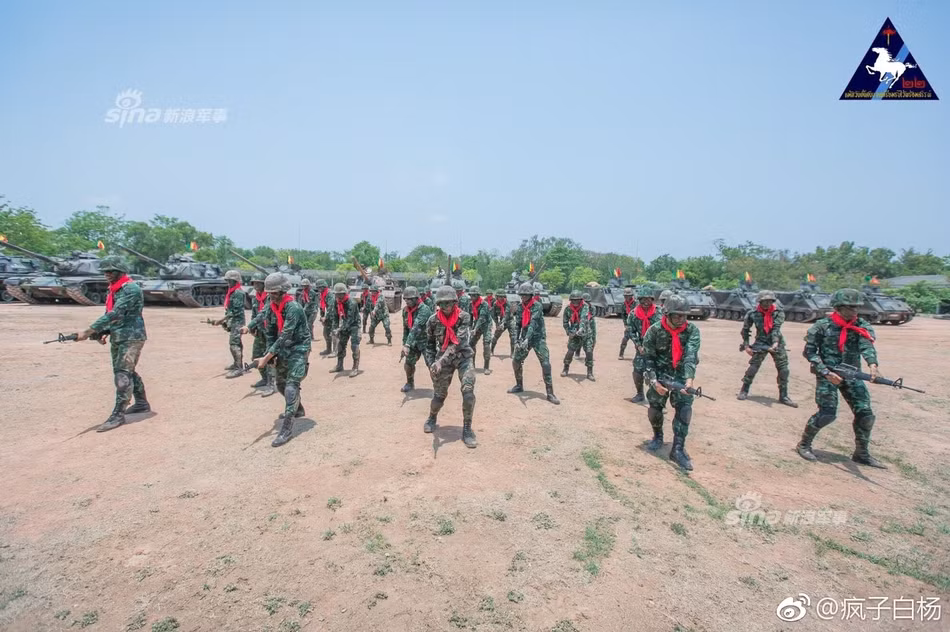 Mạng Sina dẫn nguồn tin Thái Lan mới đây đăng tải một loạt ảnh gây ngạc nhiên với trang bị của Lữ đoàn kỵ binh 22, Lục quân Quân đội Hoàng gia Thái Lan. Trang bị cơ giới của lữ đoàn này khá tốt gồm: xe tăng M60A3 Patton, xe thiết giáp M113. Nguồn ảnh: Sina