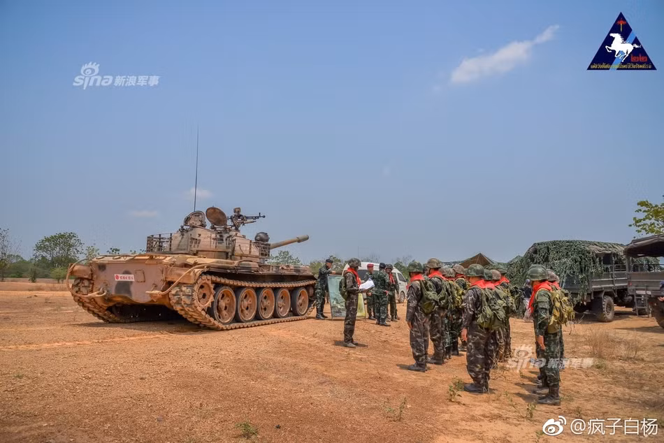 Thế nhưng trong đợt thao diễn mới đây, một vài xe tăng Type 69-II đã được nhìn thấy trong trang bị Lữ đoàn kỵ binh 22. Đây là phiên bản của dòng tăng Type 69 do Trung Quốc sản xuất trên cơ sở tham khảo công nghệ tăng T-62 Liên Xô. Tuy nhiên, cấu hình vũ khí của Type 69-II chỉ nhỉnh hơn Type 59 một tẹo khi vẫn dùng pháo 100mm (thay vì 115mm của T-62), nhưng có hệ thống điều khiển hỏa lực (FCS) gồm khí tài ổn định nòng pháo, kính ngắm, đo xa laser và máy tính đường đạn...Nguồn ảnh: Sina