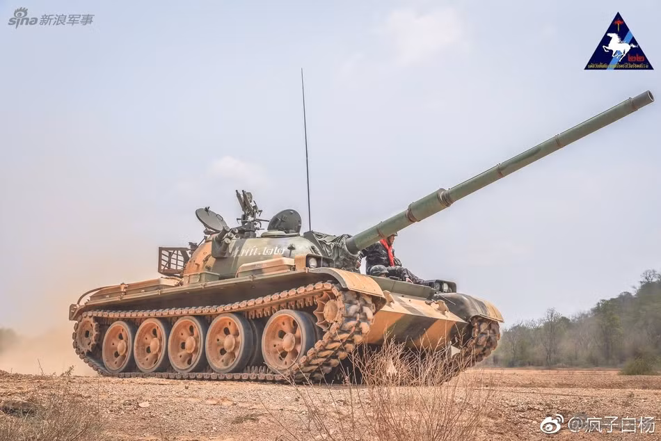 Đáng chú ý, trong cuộc thao diễn của Lữ 22, người ta còn trông thấy sự xuất hiện của phiên bản Type 69-III hay Type 79. Một phiên bản mà các tài liệu phương Tây đều khẳng định là Thái Lan không mua. Nguồn ảnh: Sina