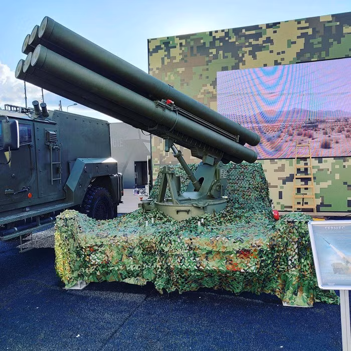Trang Avia-pro tiết lộ, số lượng chưa xác định tổ hợp Hermes đã được gửi tới Syria bằng đường hàng không, tên lửa này được dẫn hướng bởi hệ thống định vị quán tính, xác định lại tham số mục tiêu thông qua máy bay không người lái hoặc trinh sát pháo binh khi tiến hành công kích.