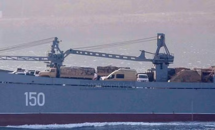 Ngoài tiêm kích MiG-29, mới đây còn xuất hiện hình ảnh cho thấy tổ hợp tác chiến điện tử tối tân Groza-S do Belarus sản xuất, đã phải lên tàu vận tải Nga hồi hương để sửa chữa sau khi chịu hư hỏng nặng trên chiến trường.