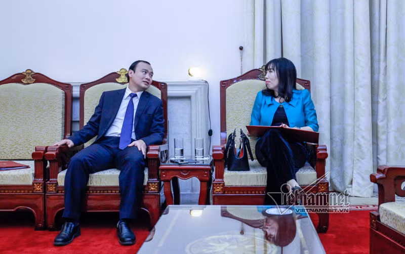 Bà Lê Thị Thu Hằng và người tiền nhiệm Lê Hải Bình. Ảnh chụp chiều 30/3, ít phút trước khi chuyển giao công việc.