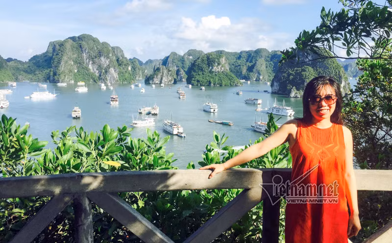 "Tôi sẽ dành nhiều thời gian để đi du lịch trên dải đất hình chữ S này" - bà Thu Hằng chụp ở vịnh Hạ Long (ảnh nhân vật cung cấp).