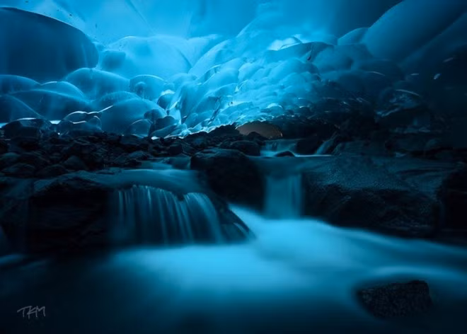 Động băng Mendenhall, Juneau, Alaska, Mỹ: Trong danh sách này không chỉ có những động đá, mà động băng Mendenhall nằm bên dưới dòng sông băng ở Alaska bởi vẻ đẹp tuyệt vời. Ảnh: Kent Mearig.