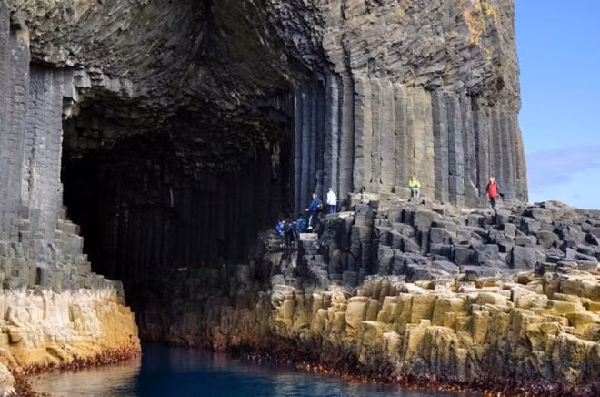 Hang Fingal, Scotland: Hang động là một kỳ quan thiên nhiên thực sự. Các cấu trúc tự nhiên do các cột đá bazan lục giác được hình thành từ những dòng dung nham cách đây hàng nghìn năm. Ảnh: F. David Carmona López.