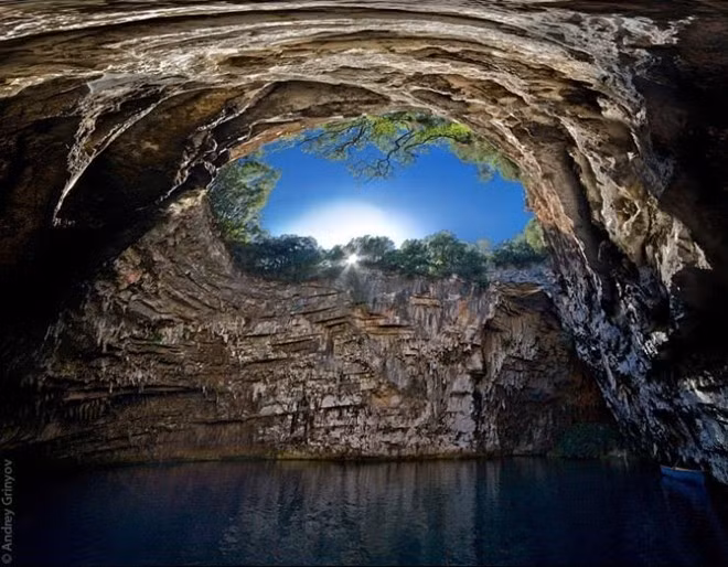 Hang Melissani, Kefalonia, Hy Lạp: Nhìn bên ngoài, đây chỉ là khu rừng nguyên sinh rậm rạp, nhưng bên trong nó mở ra một hang động tuyệt đẹp với hồ nước trong xanh như pha lê. Ảnh: Andrey Grinyov.