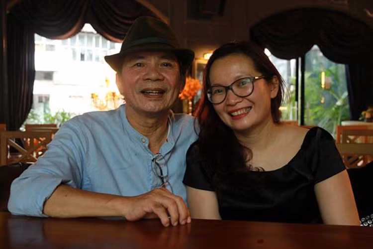 Tác giả “Làng quan họ quê tôi” ít khi nhắc chuyện hai người vợ cũ. Thế nhưng, ông khá thích kể về các con. Theo thông tin, nam nhạc sĩ luôn tôn trọng quyết định của các con. Ảnh: Tiền Phong