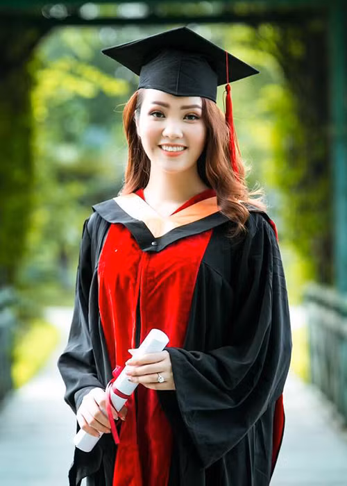 Tháng 11/2018, Thụy Vân từng hé lộ ông xã đã đưa đón vợ suốt 2 năm học cao học. Ảnh: FBNV