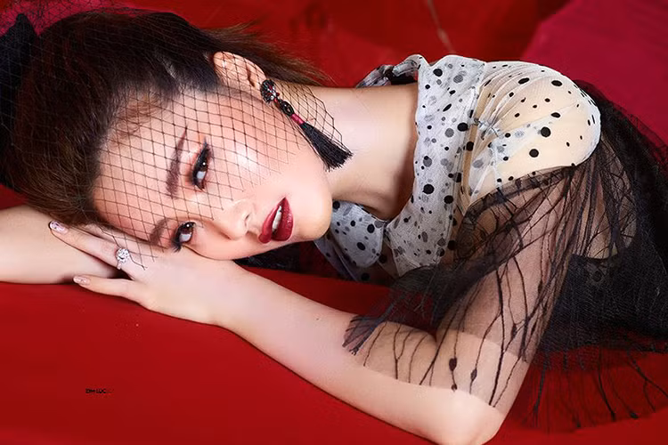 Thụy Vân tiết lộ cô hiện giao cho ông xã luôn phải có mặt ở nhà lúc 20h để dạy học cho bé Tony- con trai của vợ chồng người đẹp. Ảnh: Tiền Phong
