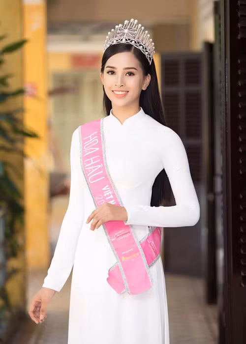 Mái tóc đen tuyền, suôn mượt góp phần tạo nên vẻ đẹp dịu dàng của nàng Hoa hậu Việt Nam 2018.