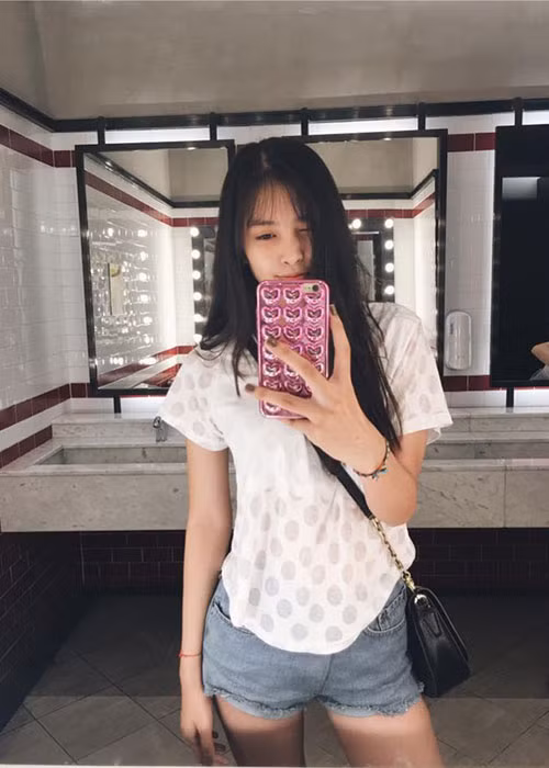 Ở tuổi 19, Tiểu Vy chỉ cần trang điểm nhẹ nhàng, chọn trang phục trẻ trung cũng đã phô diễn được vẻ đẹp tự nhiên của mình.