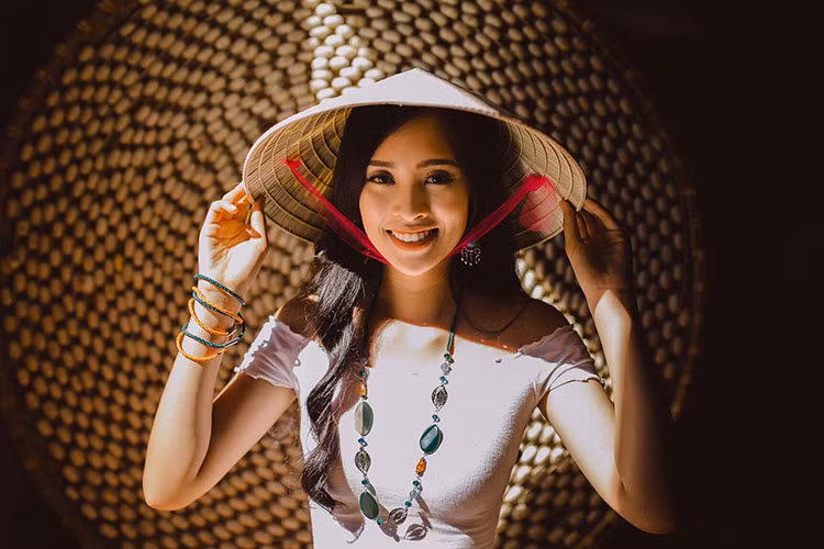 Chỉ cần diện áo hở eo, Tiểu Vy cũng đốn tim người hâm mộ bởi vóc dáng chuẩn.
