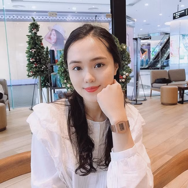 Quỳnh Anh sinh năm 1996, sở hữu gương mặt bầu bĩnh xinh đẹp cùng làn da trắng sứ. Bạn gái của trung vệ CLB Hà Nội là em vợ của tiền đạo Văn Quyết và là con gái thứ hai của ông Nguyễn Giang Đông - Chủ tịch CLB Sài Gòn FC.
