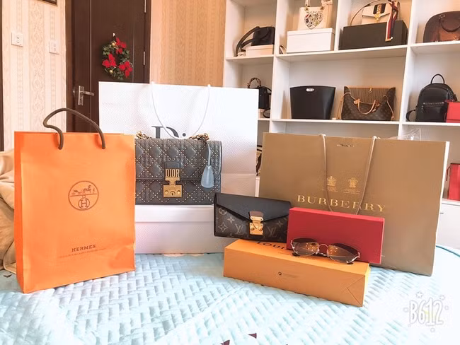 Một góc tủ đựng các loại túi cách hàng hiệu của Huyền Trang khiến nhiều người trầm trồ ngưỡng mộ. Có thể dế dàng nhận thấy nhiều thương hiệu đình đám như Dior, Hermes, Burberry...