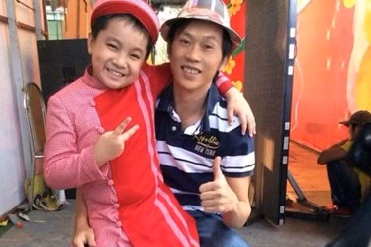 Bé Ben (tên thật là Nguyễn Hoàng Quân) cũng là con nuôi của Hoài Linh. Năm 2015, cậu nhóc đoạt giải quán quân Gương mặt thân quen nhí. Ảnh: Yan