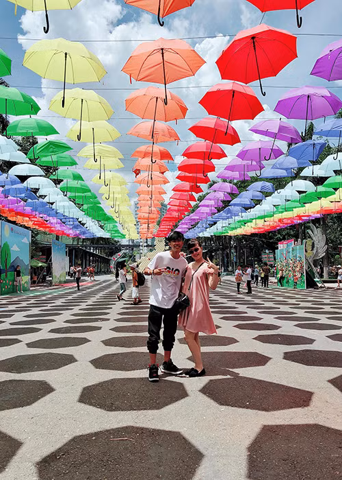 Ở tuổi 18, quý tử nhà Vân Dung đã cao hơn mẹ và ăn mặc rất cá tính.