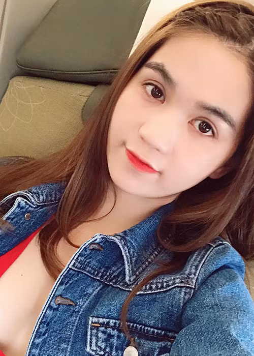 Có sở thích mẫu đại gia lớn tuổi, Ngọc Trinh đang yêu một vị doanh nhân hơn cô nhiều tuổi.