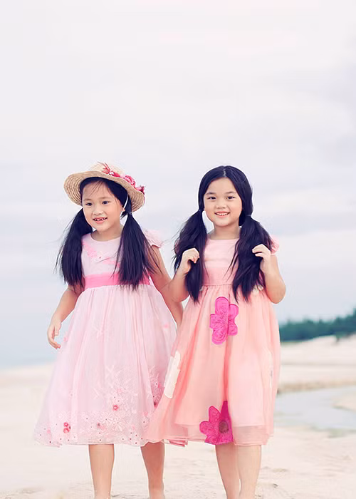 Mỹ Uyên và Mỹ Oanh là con gái của ca sĩ Mỹ Lệ và hơn kém nhau chỉ 1 tuổi.