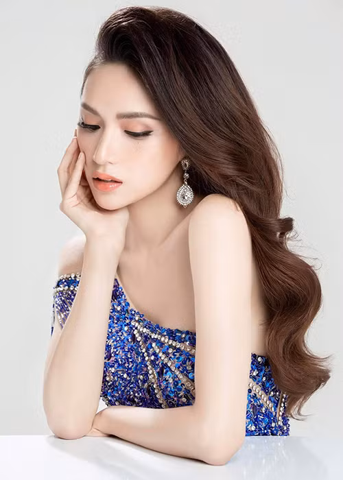 Gương mặt của nữ ca sĩ đã có nhiều nét mềm mại trong khi đó vóc dáng hoàn hảo không kém.