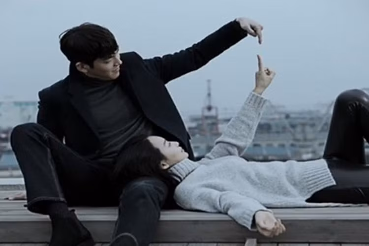 Chuyện tình đẹp của Kim Woo Bin và Shin Min Ah được hé lộ giữa năm 2015 bởi một trang mạng Hàn Quốc. Ảnh: Insight