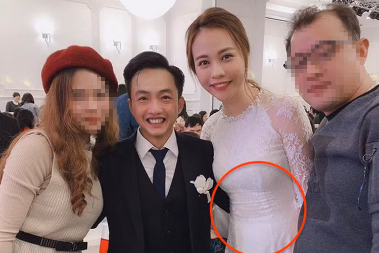 Đàm Thu Trang vốn dĩ sở hữu vóc dáng khá mảnh mai. Chính vì vậy, hình ảnh vòng 2 lùm lùm của cô khi diện áo dài trong lễ ăn hỏi gây chú ý. Ảnh: Ngôi sao