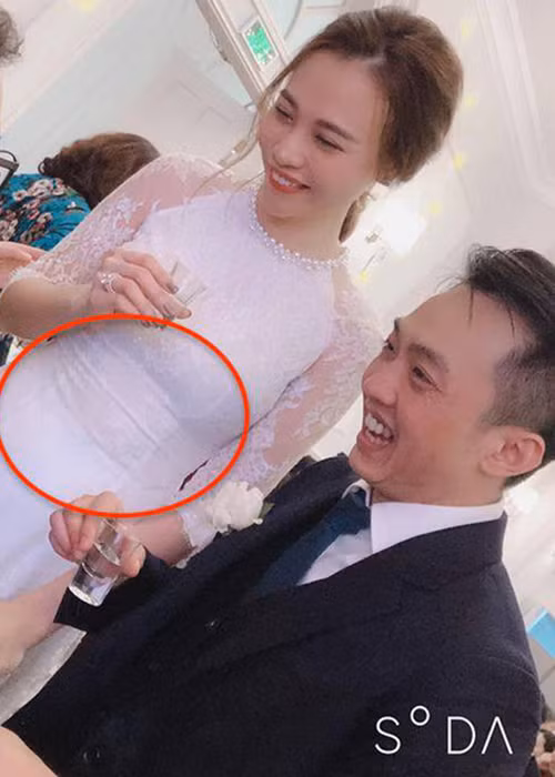 Đàm Thu Trang bị soi vòng 2 nhô cao trong lễ ăn hỏi Dam Thu Trang bi soi vong 2 nho cao trong le an hoi