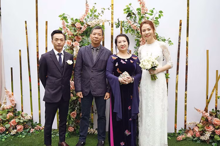 Hình ảnh Đàm Thu Trang tươi rói bên chồng và bố mẹ chồng.
