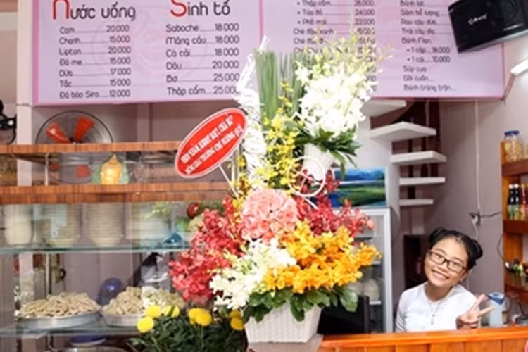 "Chị Bảy" dùng 1 tỷ tiền thưởng tại Bài hát Việt 2014 mở quán chè cho mẹ. Ảnh: Một thế giới