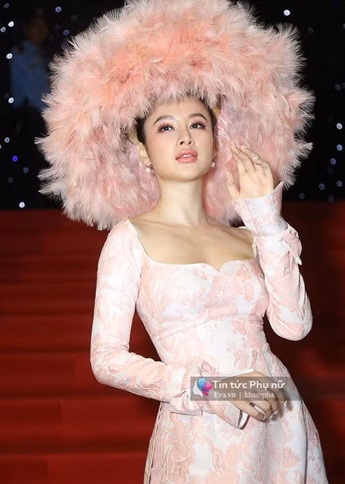 Nhờ phong cách ít người dám chọn, Angela Phương Trinh nổi bật trên thảm đỏ nhưng nhiều khán giả chê cô làm lố. Về phía “bà mẹ nhí”, cô dường như không bận tâm đến những ý kiến trái chiều. Ảnh: Khám phá