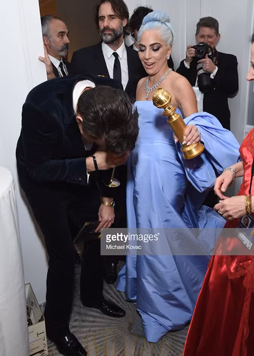 Dù thua giải diễn xuất nhưng Lady Gaga vẫn vui vẻ ở hậu trường bên các cộng sự. Ảnh: Getty