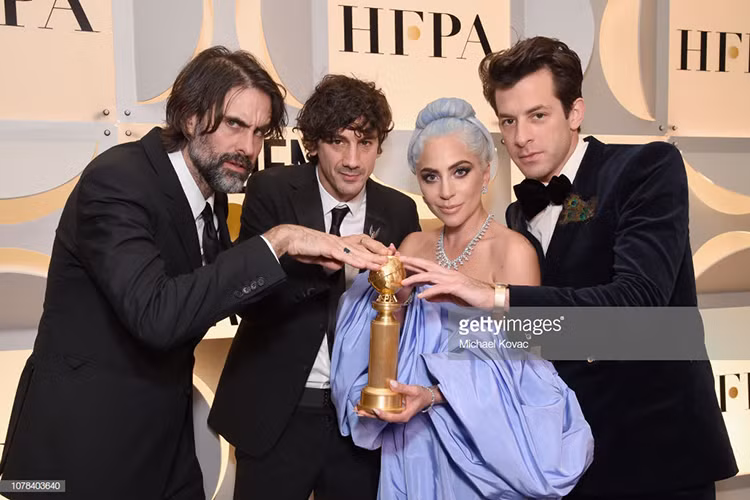 Lady Gaga tạo dáng bên chiếc cúp danh giá. Ảnh: Getty