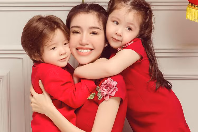 Bé Mộc Trà xinh xắn hơn còn bé Túc Mạch bụ bẫm hơn. Ngoài vẻ đáng yêu, cả hai còn khiến Elly Trần tự hào vì biết vâng lời bố mẹ.