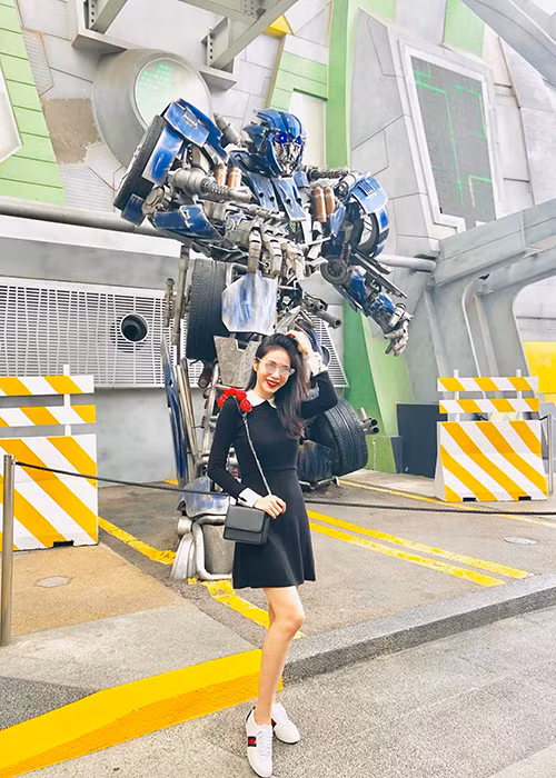 Thủy Tiên cùng ông xã đã đưa cô công chúa của mình đi chơi ở Singapore.