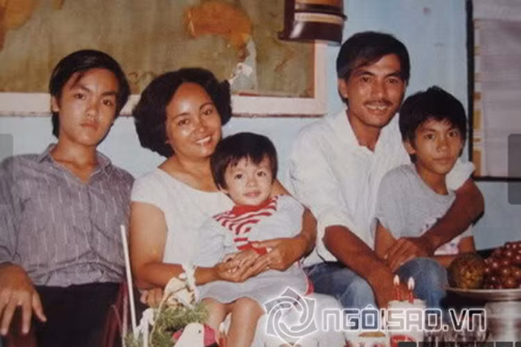Vào năm Hà Tăng lên 10 tuổi, bố của cô làm ăn thất bại, mẹ của cô phải thay chồng làm trụ cột gia đình. Ảnh: Ngôi sao