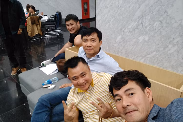 Như mọi năm, các nghệ sĩ tập luyện từ tối muộn đến sáng hôm sau.