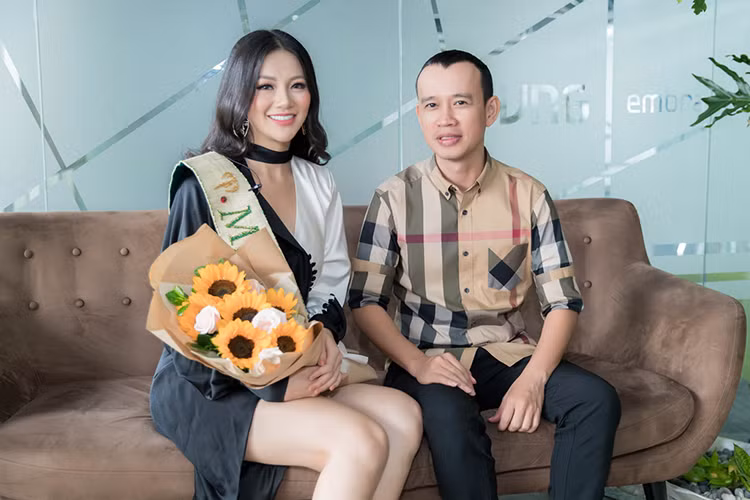 Tháng 11/2018. Phương Khánh đăng quang Hoa hậu Trái đất 2018. Theo ông bầu Phúc Nguyễn, phía anh không mua giải nhưng đã dùng 10 tỷ vào việc lên chiến lược giúp cô đến với vương miện. Ảnh: Zing