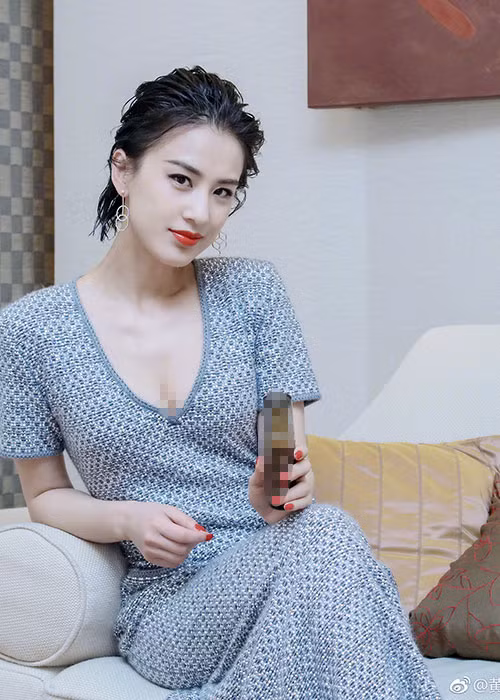 Sau nhiều năm im hơi lặng tiếng, Huỳnh Thánh Y tái xuất với hình ảnh trẻ trung, gợi cảm.