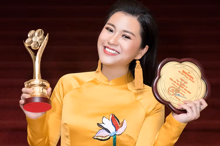 Gần đây, Lâm Vỹ Dạ gây chú ý khi giành giải “Diễn viên hài được yêu thích nhất” tại Mai Vàng 2018. Ảnh: FBNV