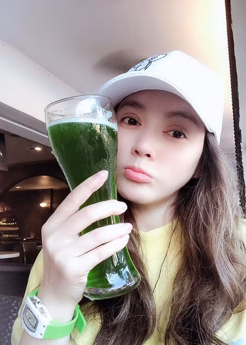 Người đẹp có nhiều năm lăn lội trong showbiz nhưng điều đó không khiến cô đánh mất tâm hồn trẻ trung.