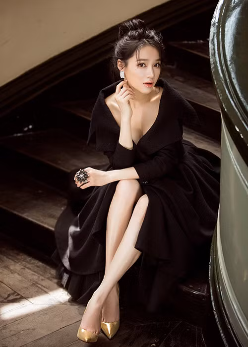 Nhã Phương sở hữu số đo 3 vòng gợi cảm, gương mặt trẻ trung.