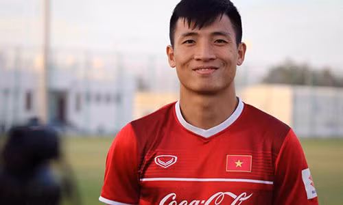 Cười rạng rỡ trong cuộc trao đổi với báo chí chiều 2/1, trung vệ Bùi Tiến Dũng khẳng định: “Chúng tôi sẽ cố gắng hết mình trong từng trận và phấn đấu đạt mục tiêu ban đầu là vượt qua vòng bảng Asian Cup 2019 ”.