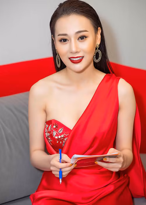 Nữ diễn viên có gu thời trang trẻ trung, sành điệu nhưng không kém phần gợi cảm ở đời thường lẫn sự kiện.