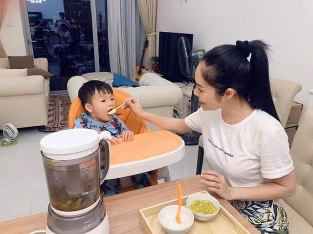 Hiện tại, Dương Cẩm Lynh và con trai đã dọn ra khỏi biệt thự rộng hơn 200m2 và sống trong một căn hộ chung cư với diện tích nhỏ. Dù cuộc sống vất vả và bận rộn hơn rất nhiều trước nhưng nữ diễn viên cố gắng chu toàn công việc để dành nhiều thời gian bên con trai, bù đắp việc cậu bé không được gặp bố thường xuyên như trước.