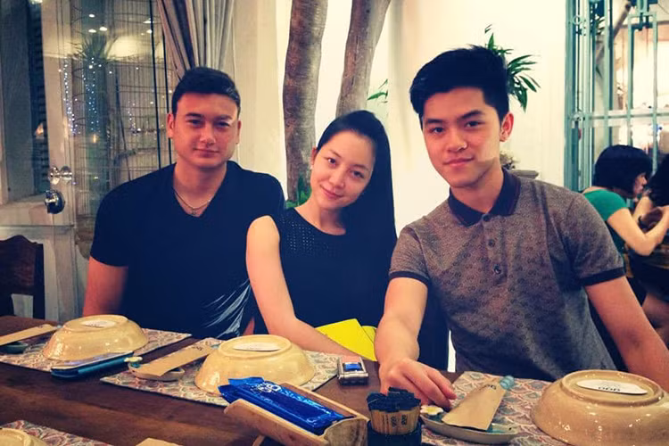 Ngược lại, theo lời kể nghệ sĩ Đặng Hùng - bố của Linh Nga, Văn Lâm thần tượng chị gái Linh Nga. Ảnh: Zing