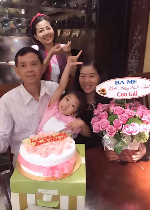 Hình ảnh Mai Phương tươi rói bên bố mẹ và con gái Lavie khi đón sinh nhật lần thứ 34.