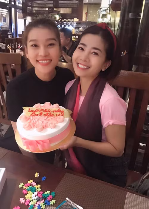 Ngoài bố mẹ và con gái, nhiều bạn bè cũng đồng hành cùng Mai Phương trong hành trình chống chọi bệnh tật.