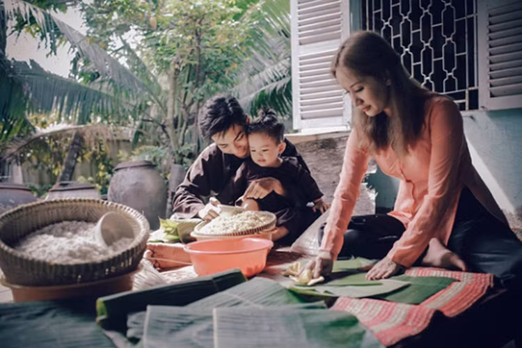 Vợ chồng Phan Hiển - Khánh Thi từ thành phố về quê để nấu bánh chưng ngày Tết. Ảnh: VTV