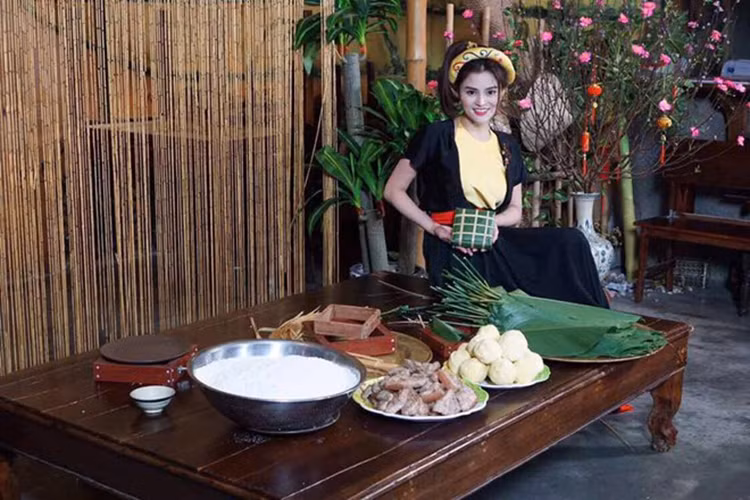 Siêu mẫu Vũ Thu Phương diện áo tứ thân, cùng mẹ tự tay gói bánh chưng. Ảnh: Lao động
