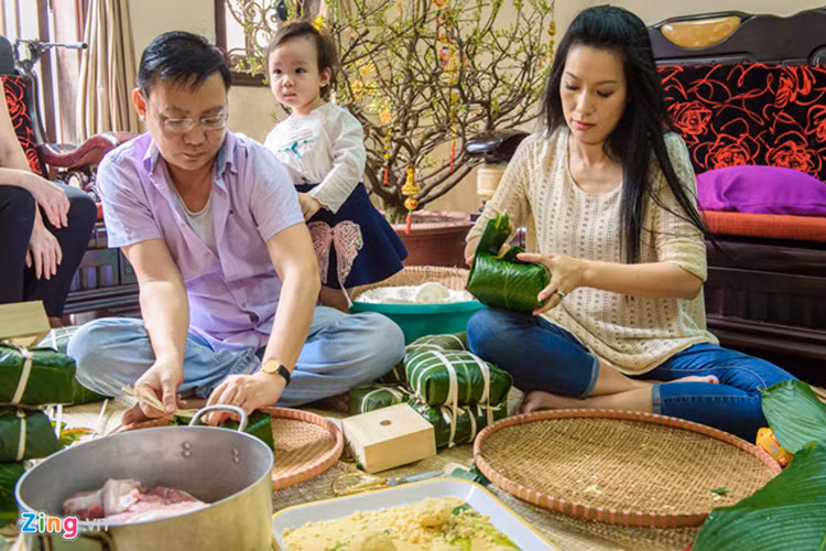 Vợ chồng Trịnh Kim Chi luôn muốn giữ gìn nét đẹp Tết cổ truyền. Ảnh: Zing